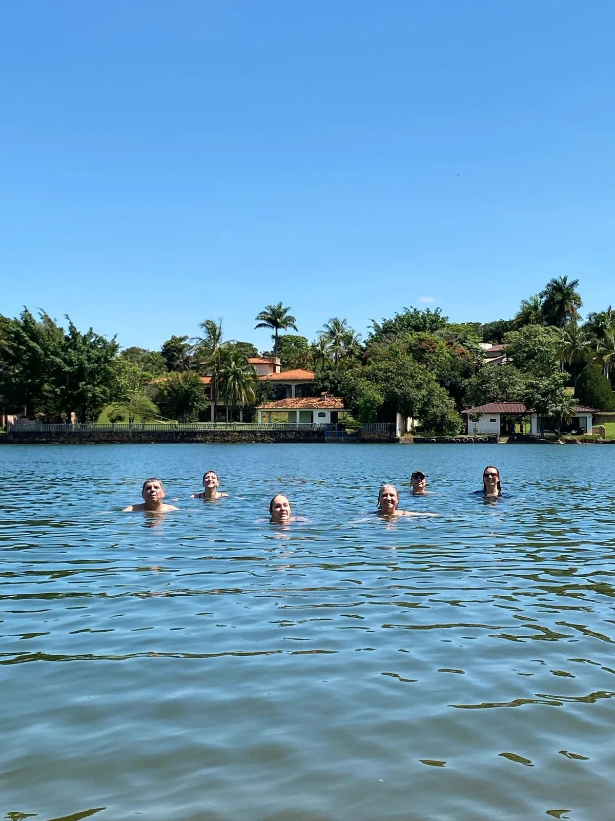 Participantes tomando banho no Lago Paranoá