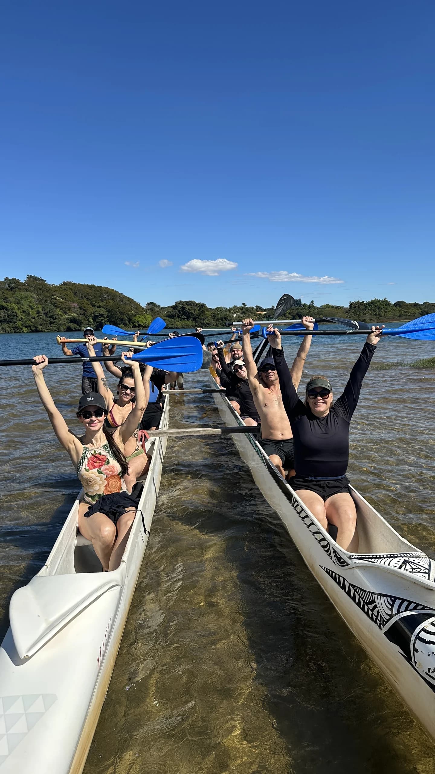 Grupo celebrando a chegada ao lago com os remos erguidos