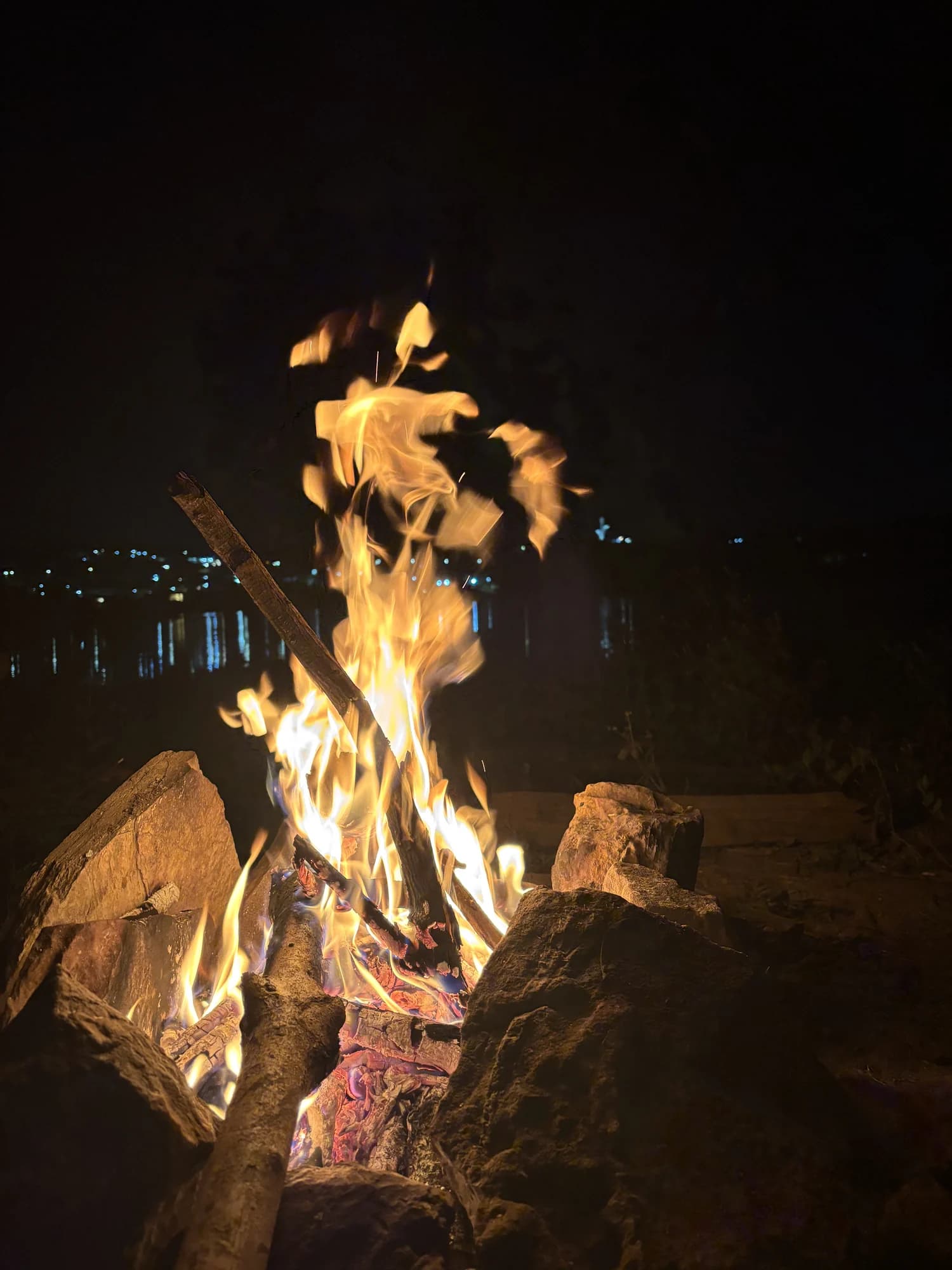Fogueira acesa à beira do Lago Paranoá durante a noite