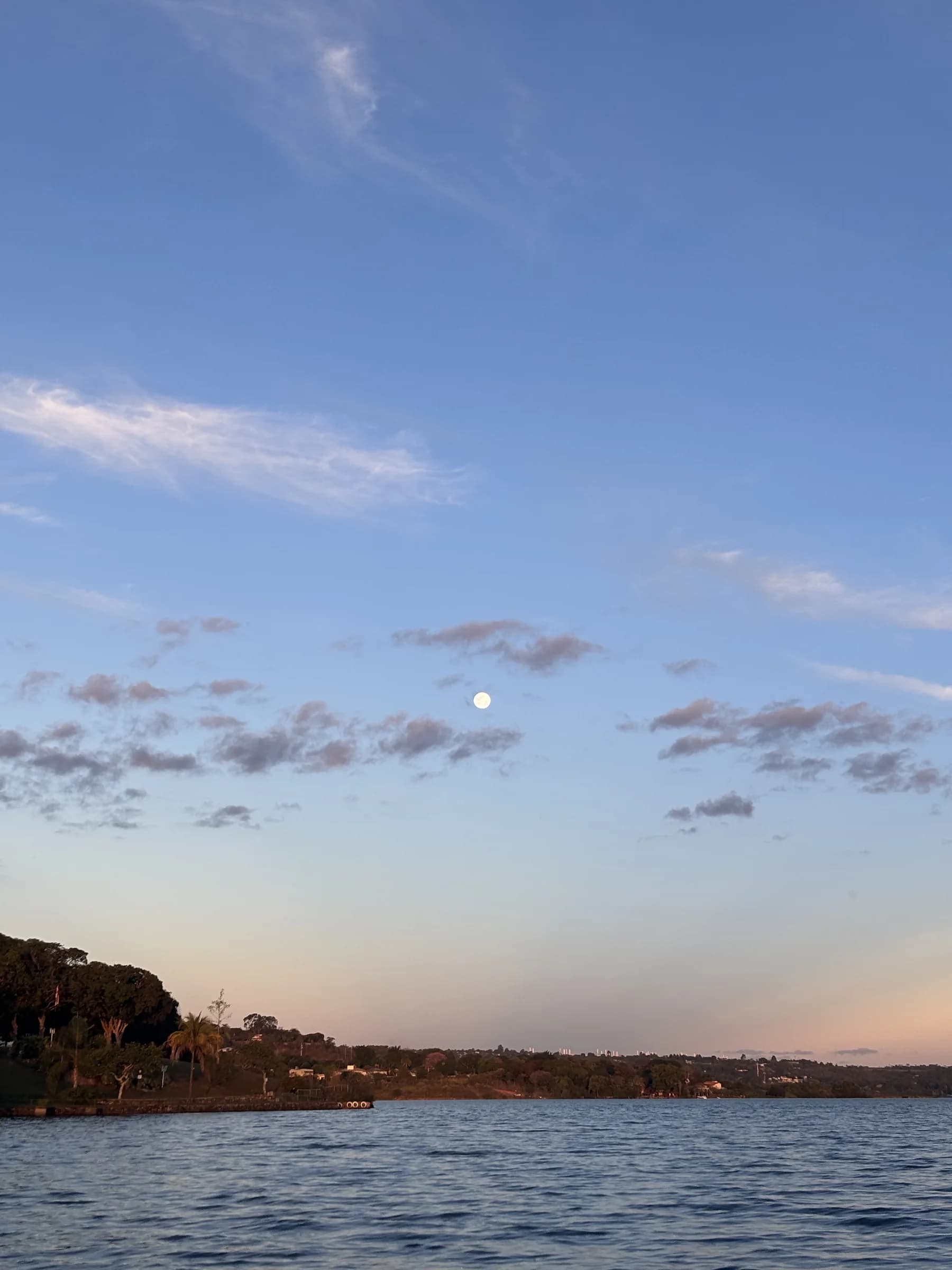 Lua cheia sobre o céu do Lago Paranoá ao entardecer
