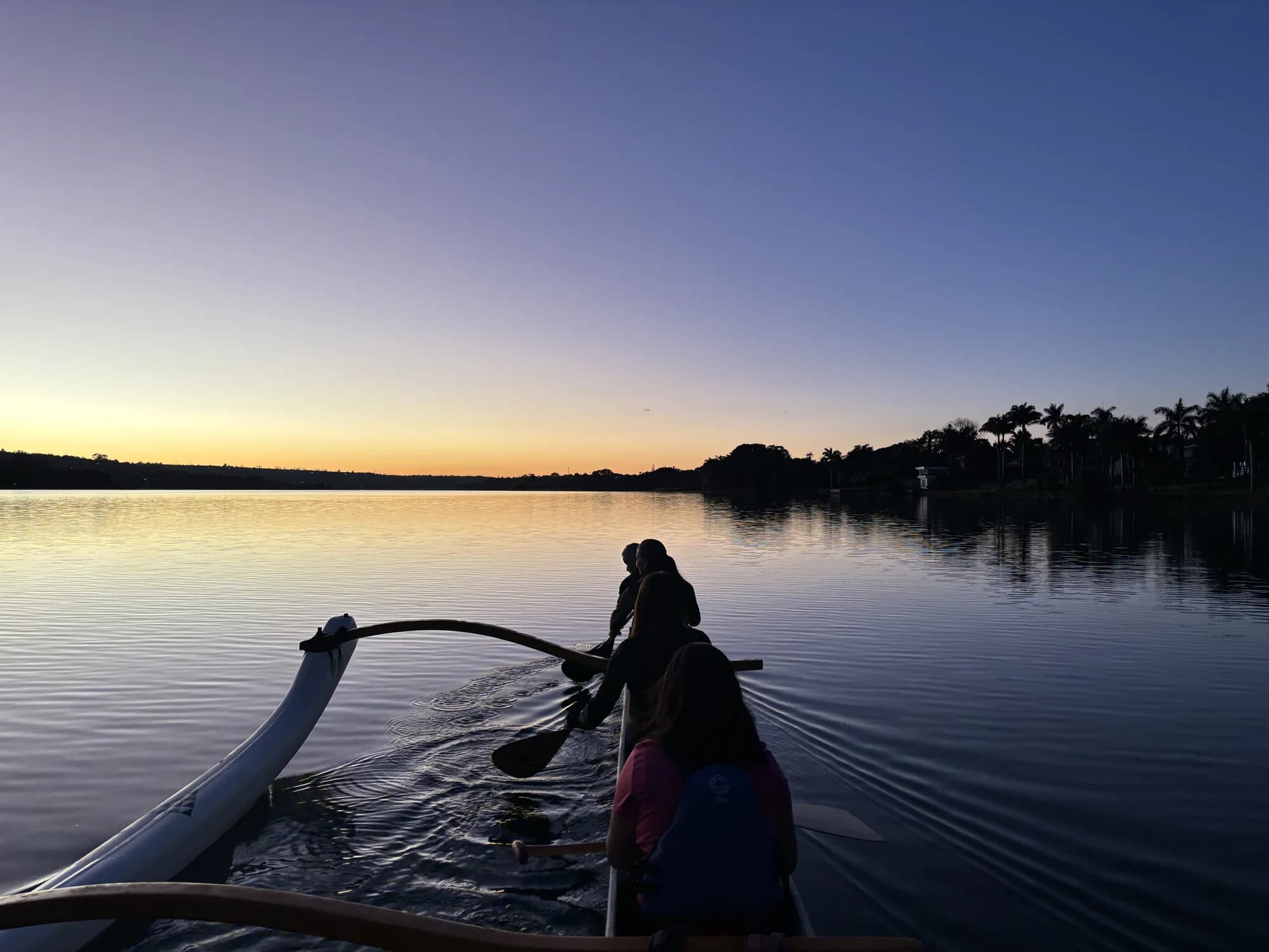 Participantes remando no Lago Paranoá antes do nascer do sol