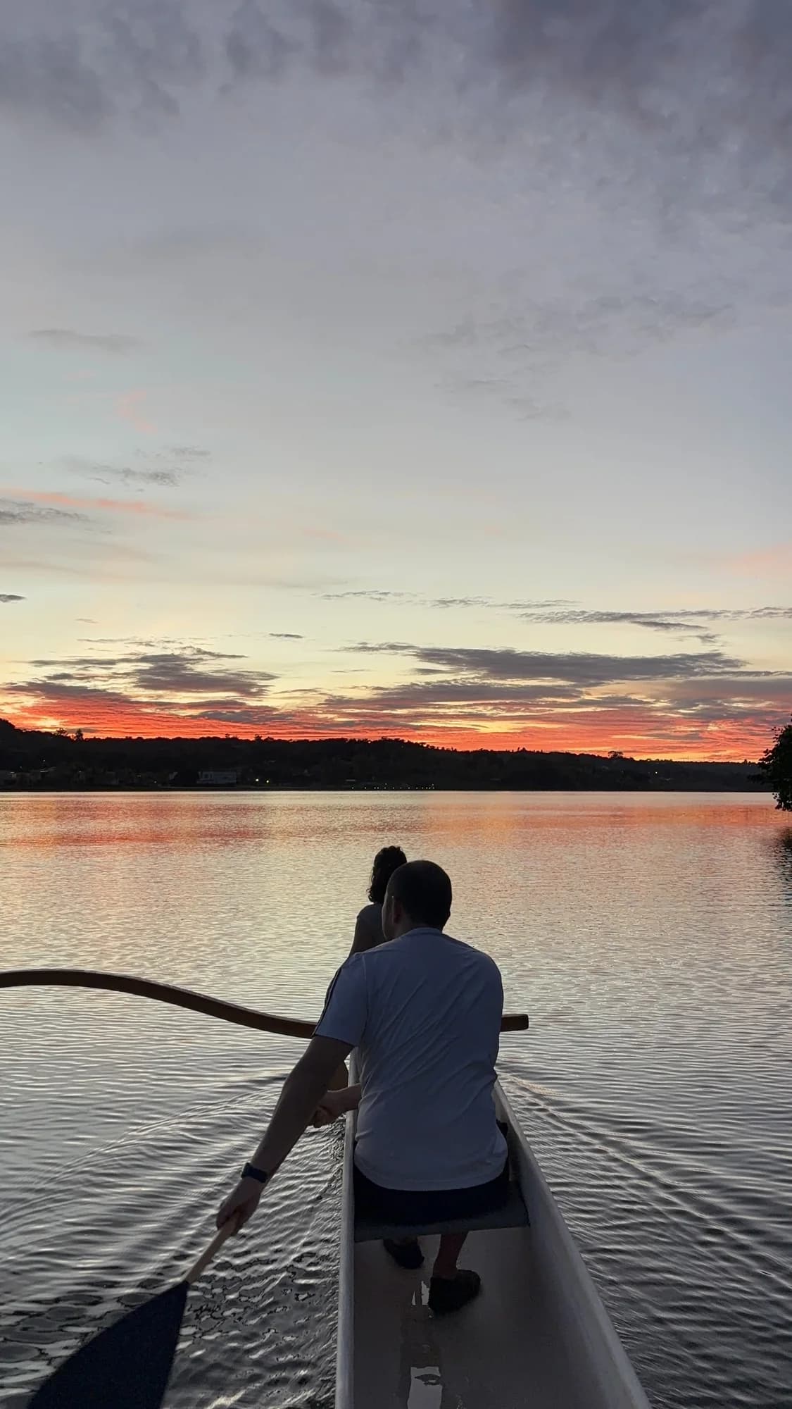 Participantes contemplando o céu colorido sobre o Lago Paranoá