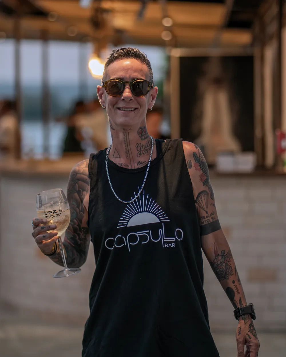 Lia Braga, idealizadora do Cápsula Bar, no espaço às margens do Lago Paranoá