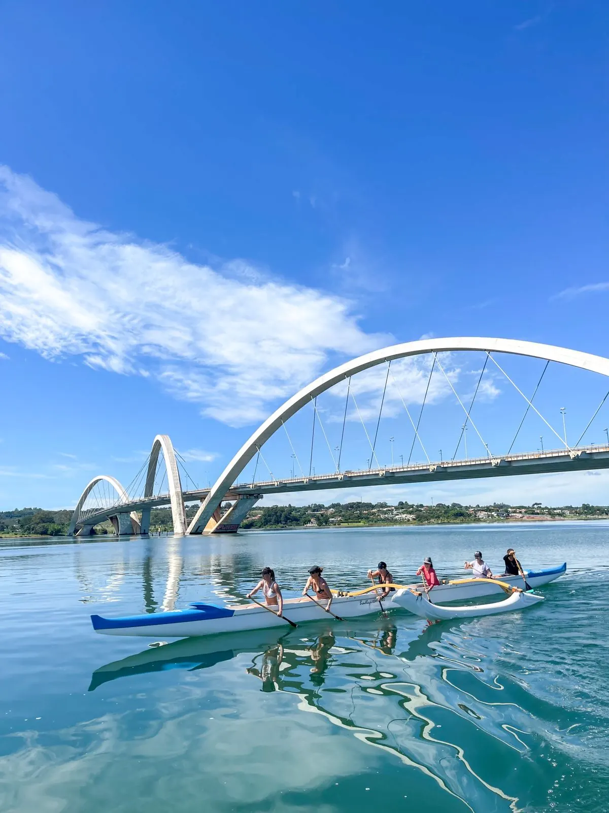 Canoa havaiana da Alma Azul no Lago Paranoá com a Ponte JK ao fundo
