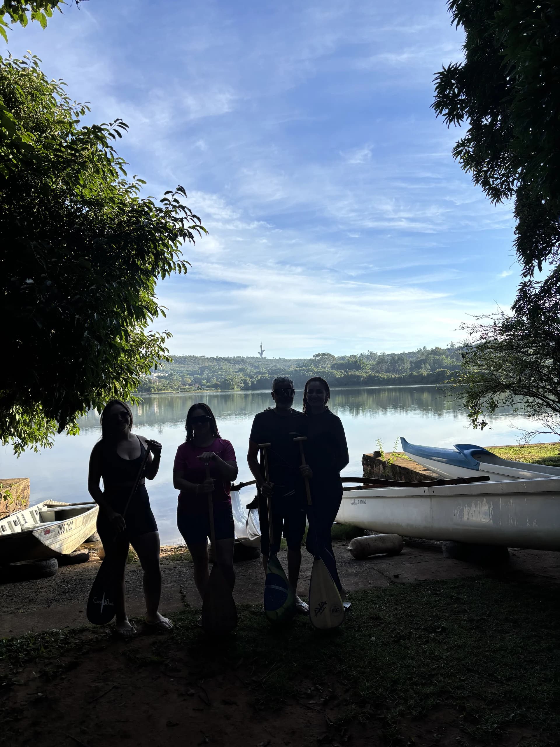 Grupo observando o Lago Paranoá ao final da travessia